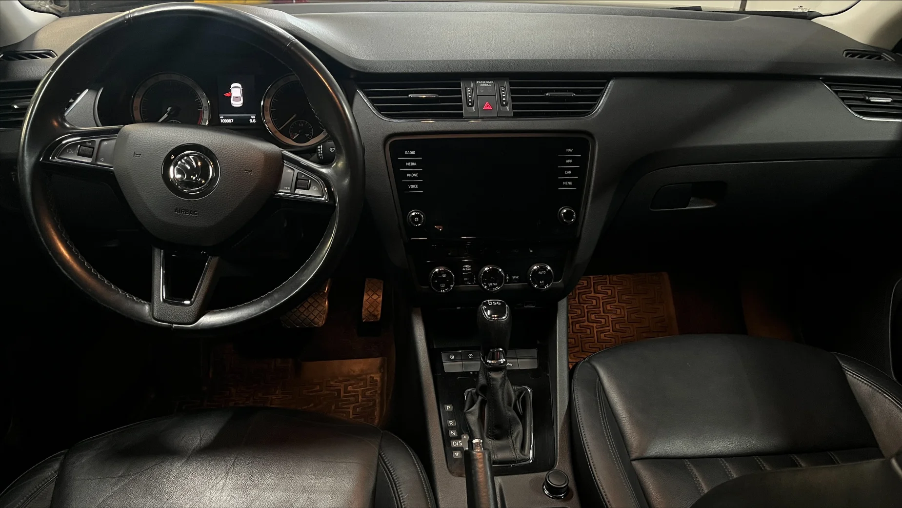 Skoda Octavia photo