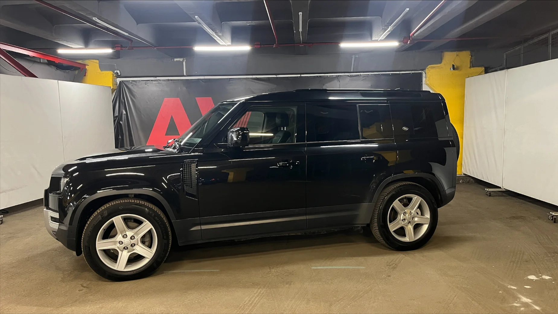 Land Rover Defender photo