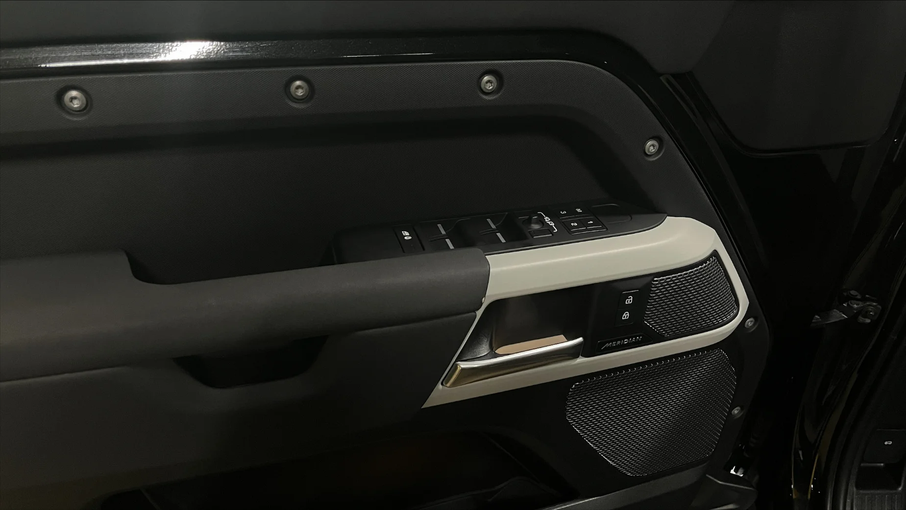 Land Rover Defender photo