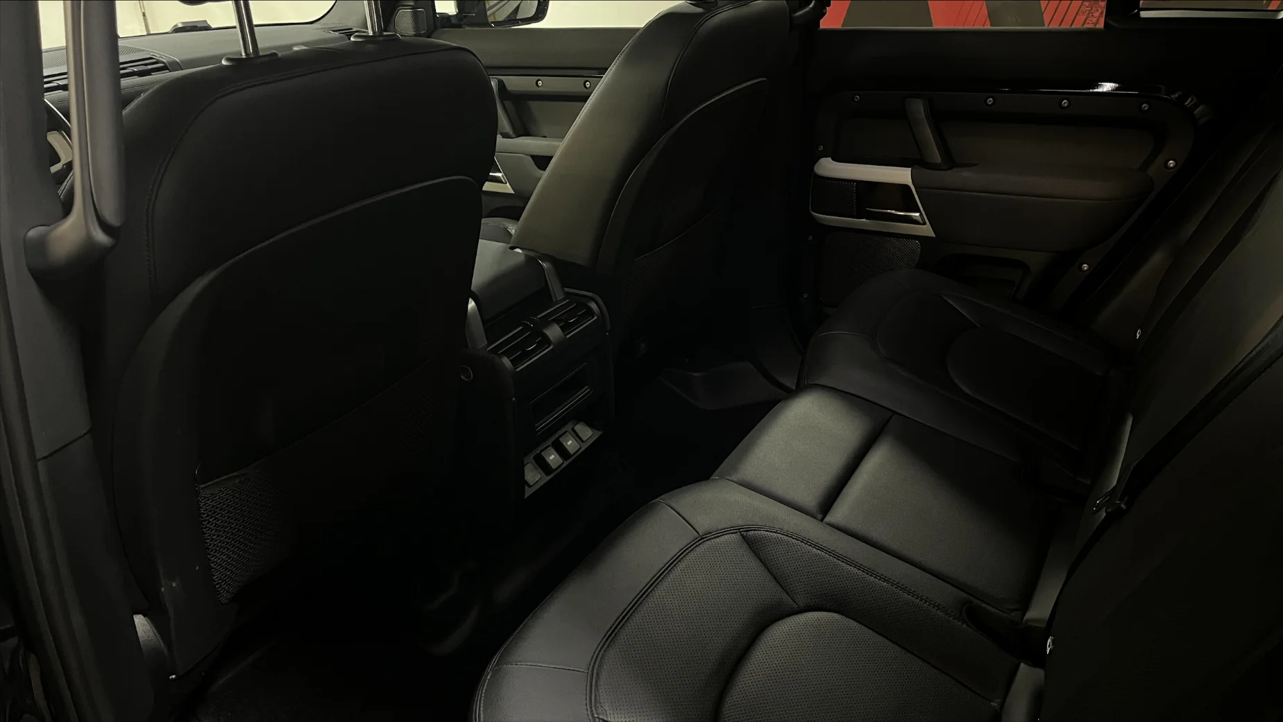 Land Rover Defender photo