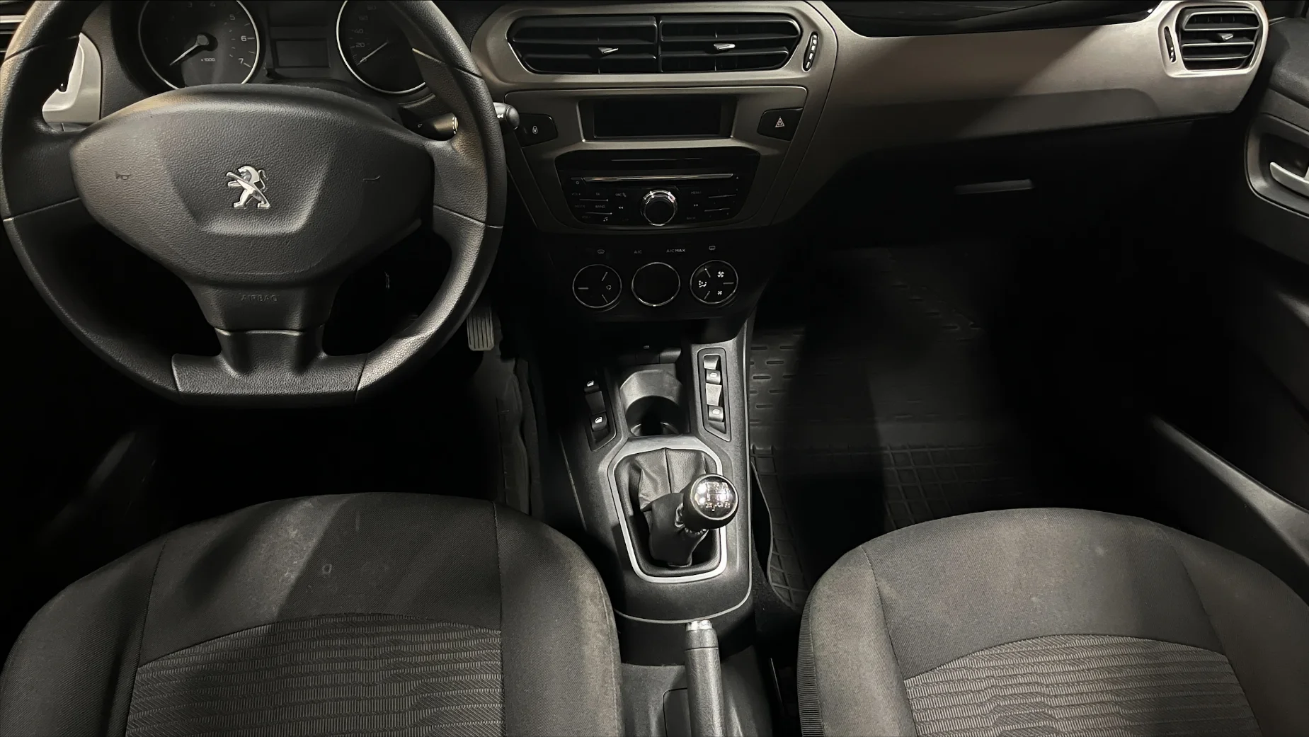 Peugeot 301 photo